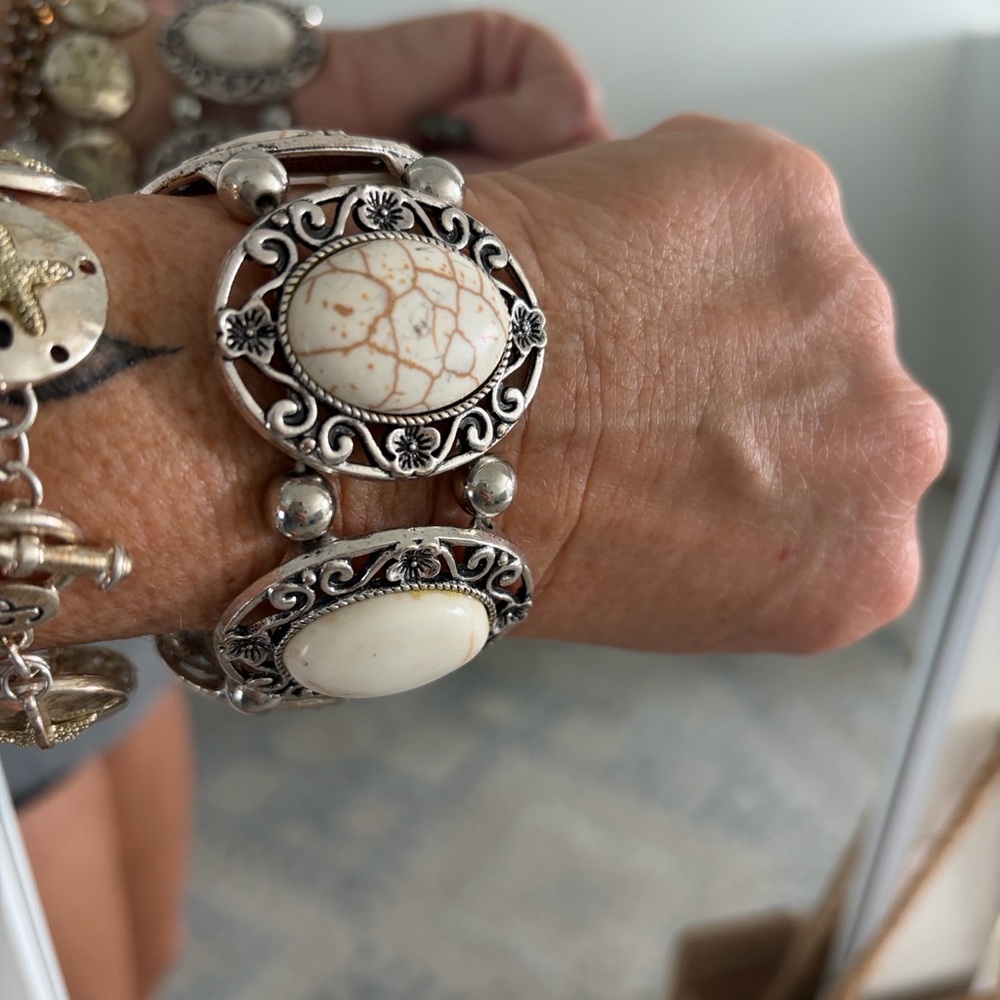 Beautiful Silver and White Stone Stretch bracelet - Picture 1 of 6